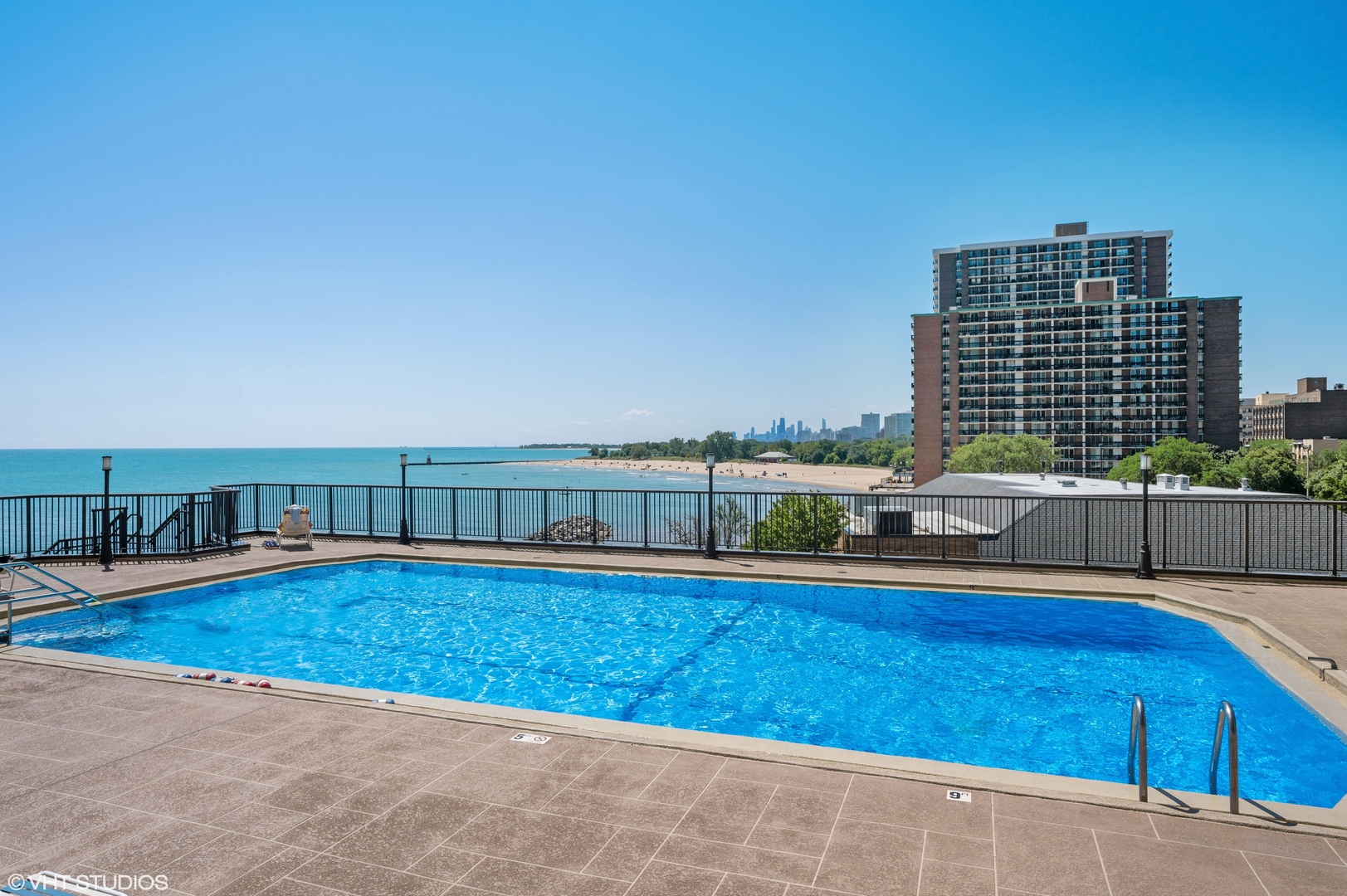 6007 North Sheridan Road, Unit 21F Chicago, IL 60660 - Photo 17 of 22 a view of a living room and a balcony