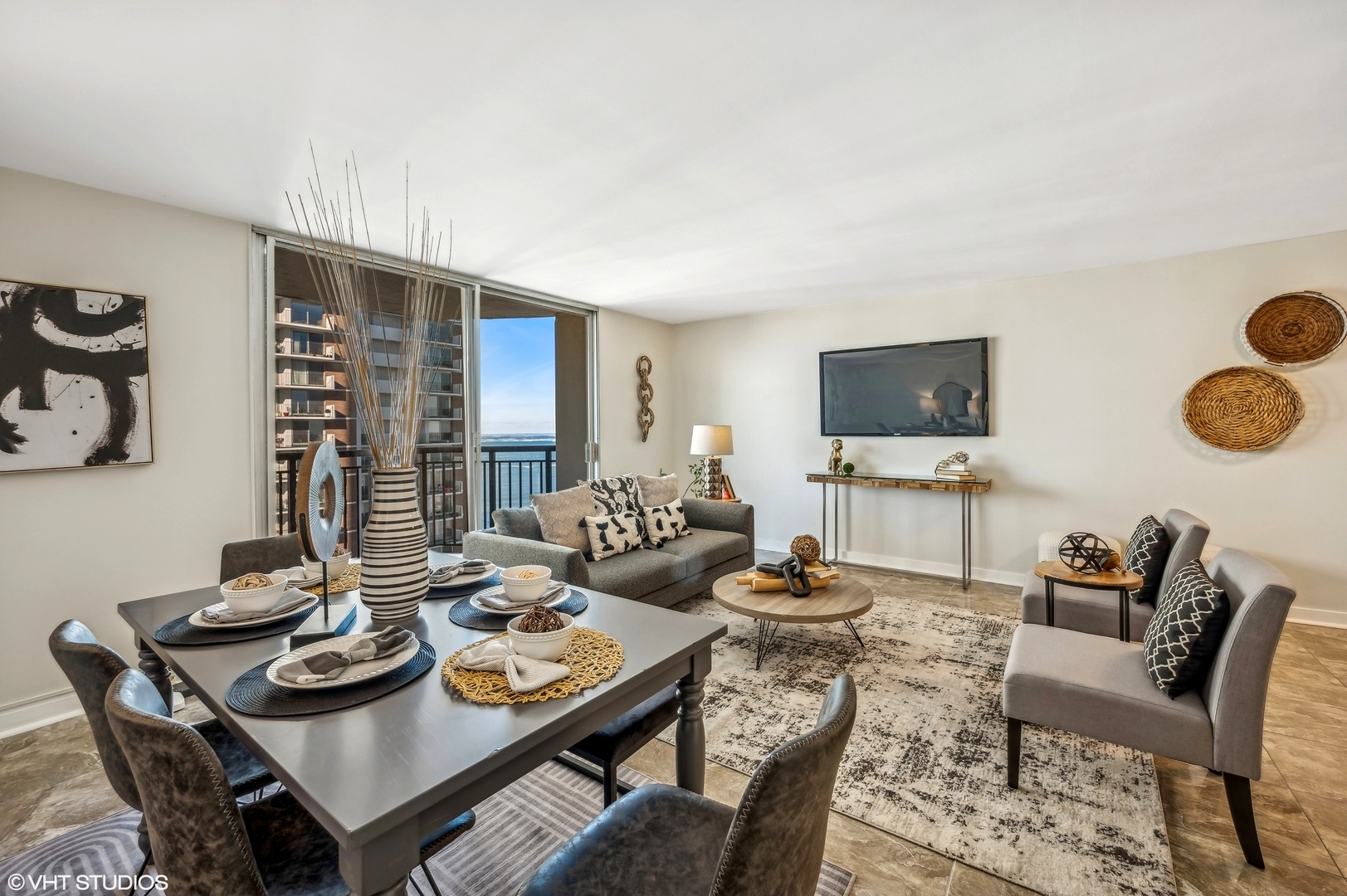 6007 North Sheridan Road, Unit 21F Chicago, IL 60660 - Photo 5 of 22 a living room with furniture and a flat screen tv