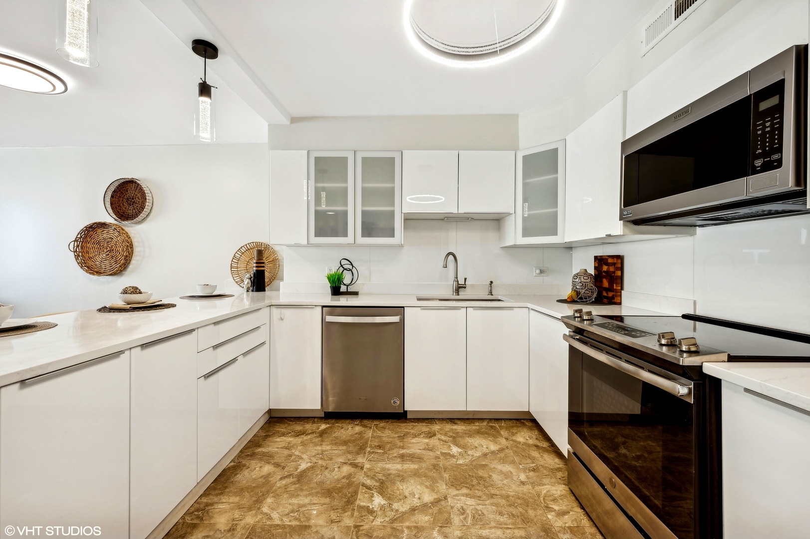 6007 North Sheridan Road, Unit 21F Chicago, IL 60660 - Photo 7 of 22 a kitchen with a sink stove and microwave