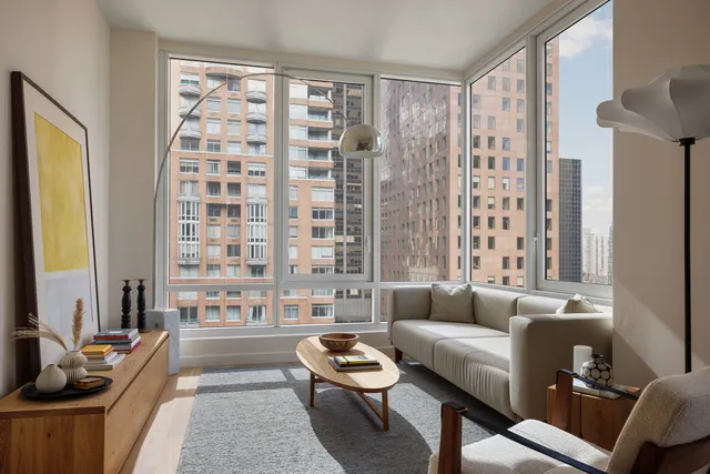$2,250,000 | 135 East 47th Street, Unit 20B | Midtown East
