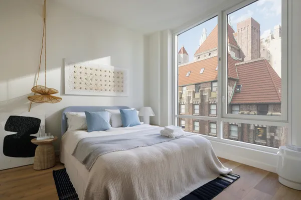 $2,250,000 | 135 East 47th Street, Unit 20B | Midtown East