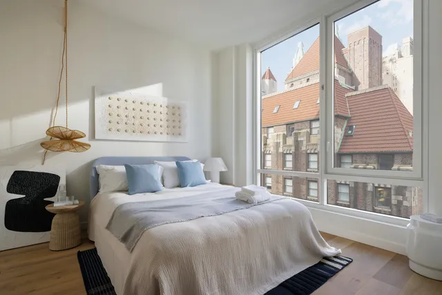 $2,250,000 | 135 East 47th Street, Unit 20B | Midtown East