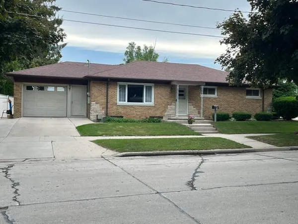 $265,000 | 2504 South 8th Street, Manitowoc, WI 54220