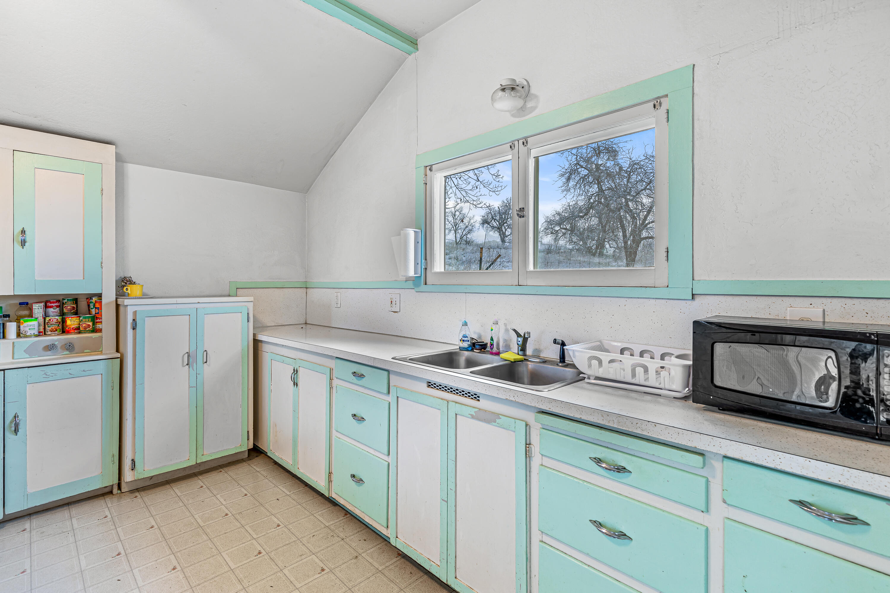 5828 Old Stage Road Central Point, OR 97502 - Photo 10 of 24 9R9A7886