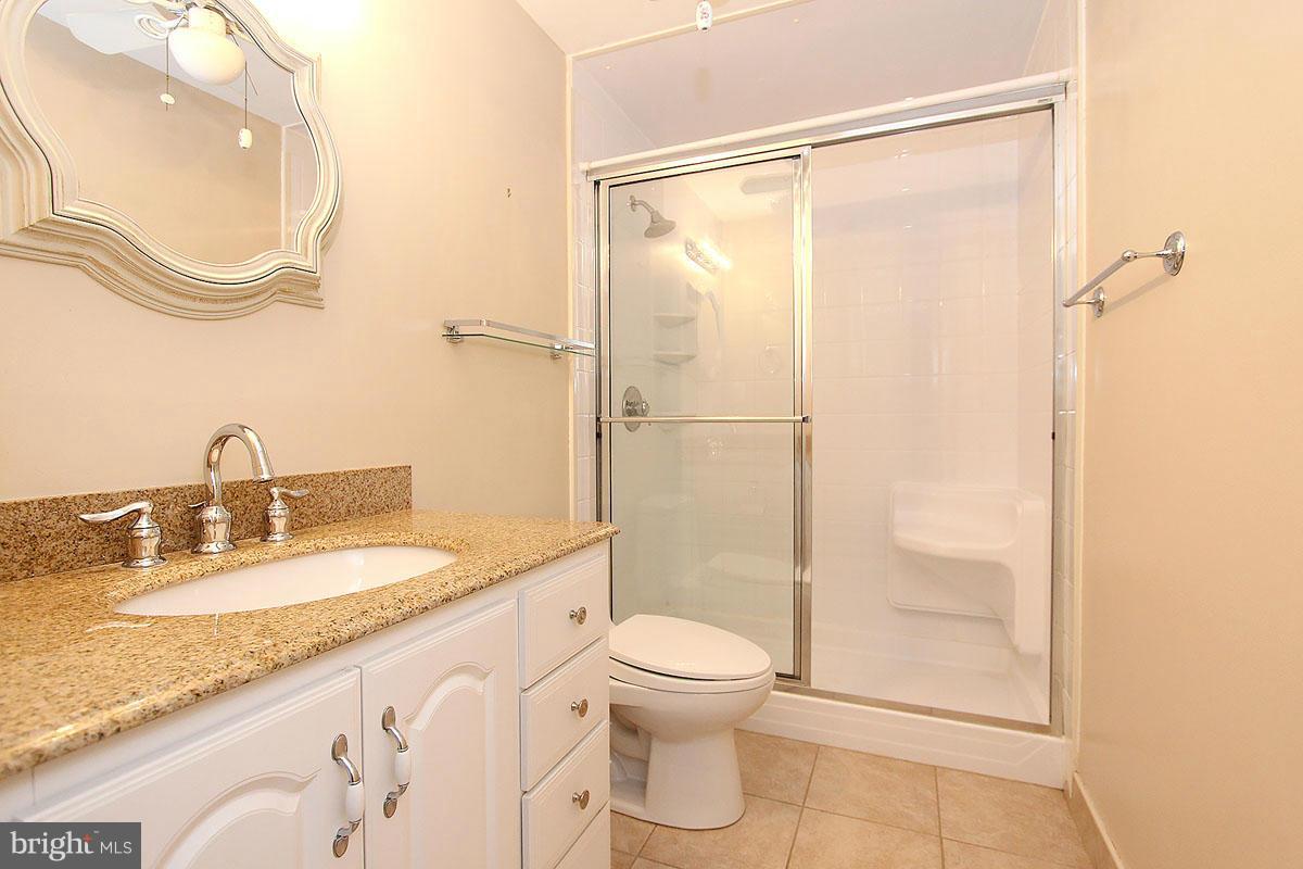 19225 Staleybridge Road Germantown, MD 20876 - Photo 15 of 27 Upper Level Full Bathroom