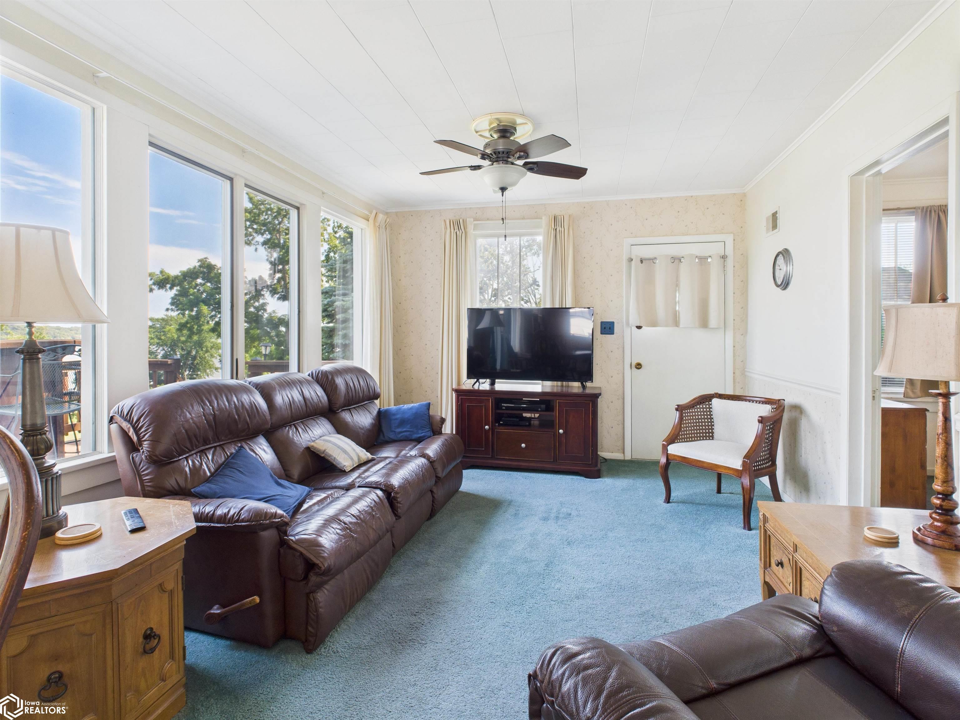 3370 Mississippi River Road Keokuk, IA 52632 - Photo 13 of 70 Living room