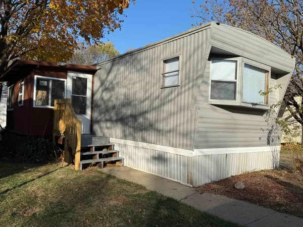 $31,900 | 303 Lorraine Drive, Freeport, IL 61032
