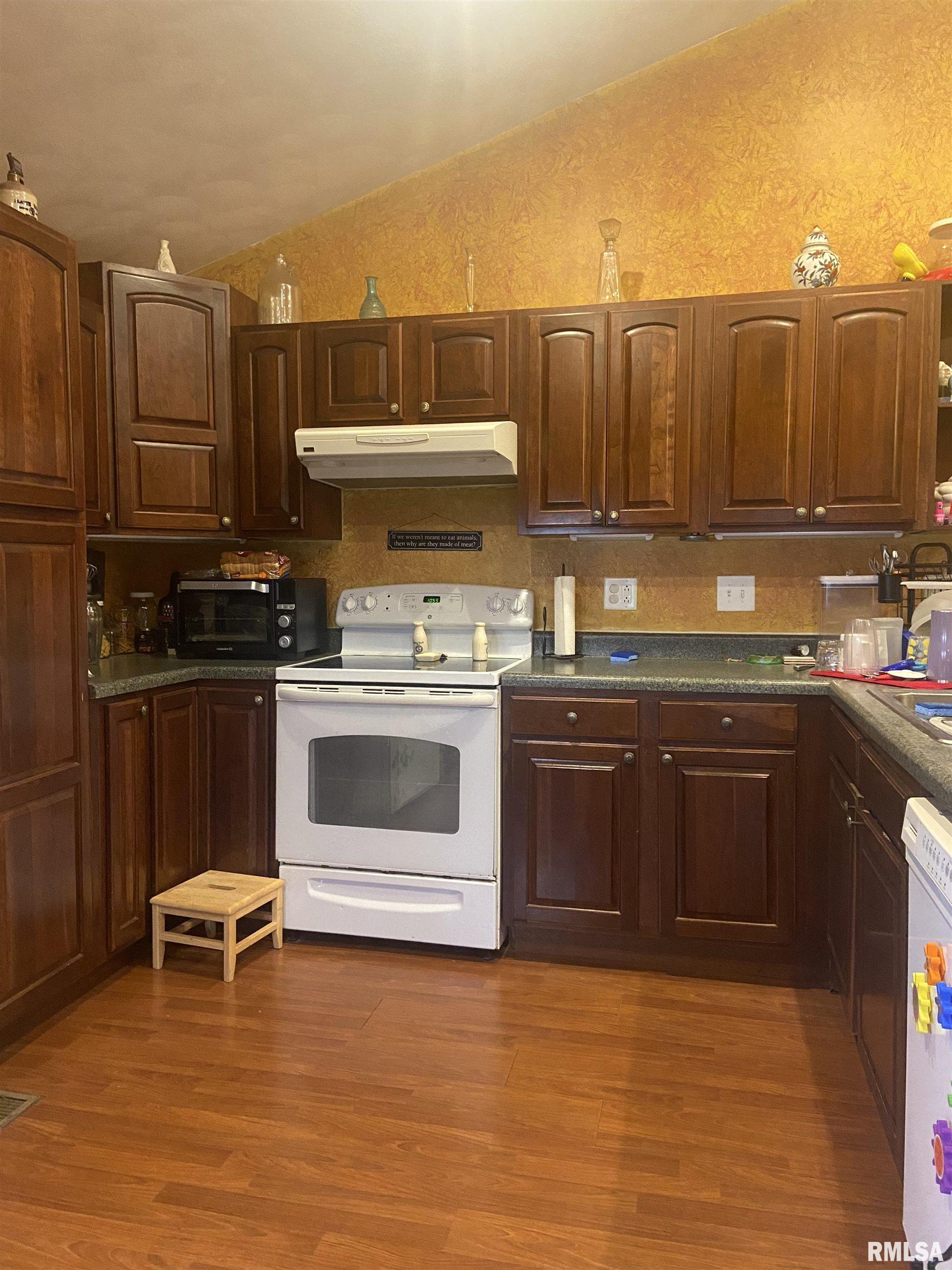 170 North Gold Street Farmington, IL 61531 - Photo 2 of 17