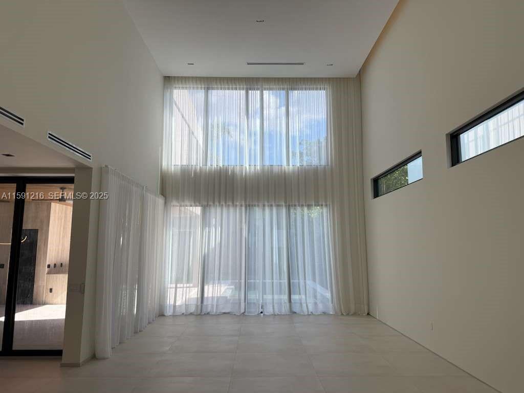 135 Southwest 29th Road Miami, FL 33129 - Photo 7 of 69