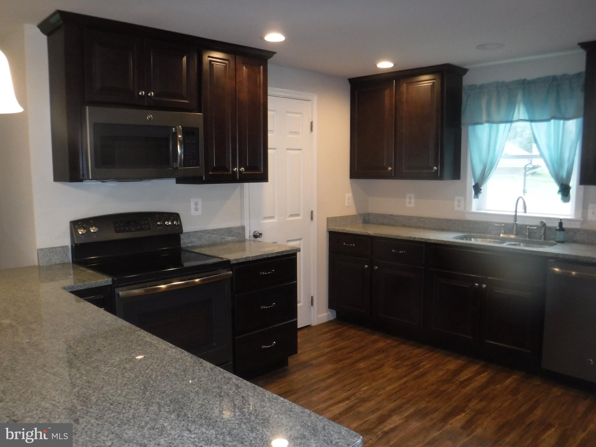 GORGEOUS GRANITE & STAINLESS APPLIANCES
