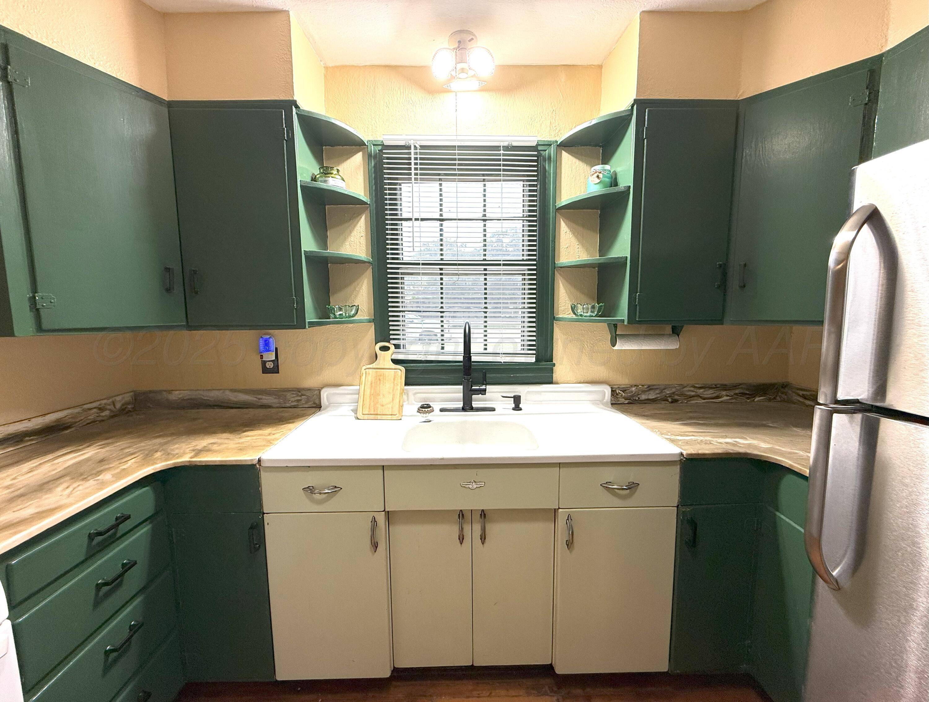327 Main Street Quitaque, TX 79255 - Photo 3 of 11 kitchen