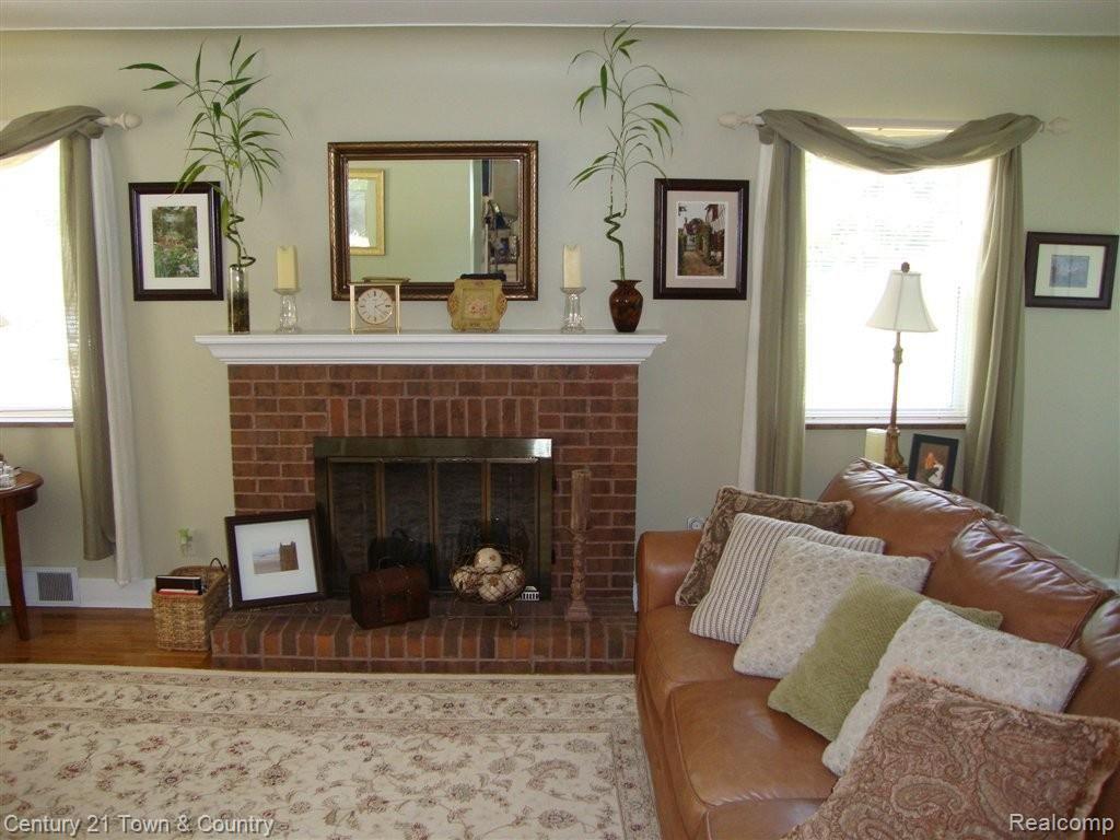 1918 Willowood Drive Rochester, MI 48307 - Photo 11 of 46 LIVING ROOM