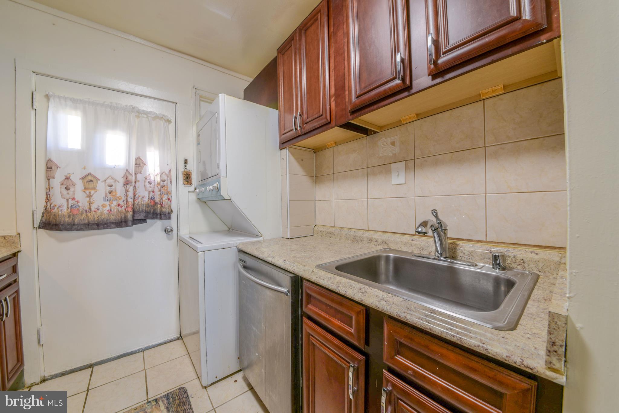 7730 Oxman Road Landover, MD 20785 - Photo 8 of 16 Washer & Dryer Conveys