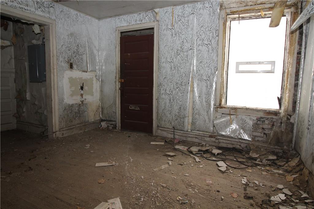 600 Armandale Street Pittsburgh, PA 15212 - Photo 11 of 12 an empty room with windows