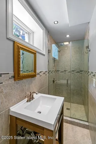 en view of an entryway with wooden floor