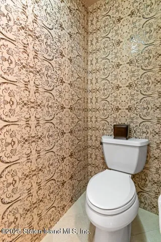 a view of empty room with window