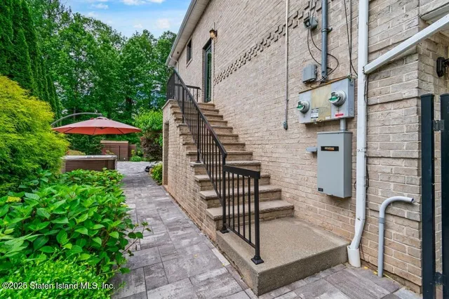 a room with a bench and a mirror