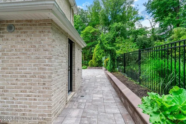 a view of a bench in the garden near a garden