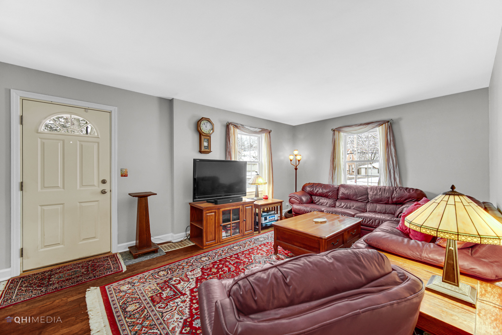 1118 Manchester Road Wheaton, IL 60187 - Photo 13 of 19 a living room with furniture and a flat screen tv