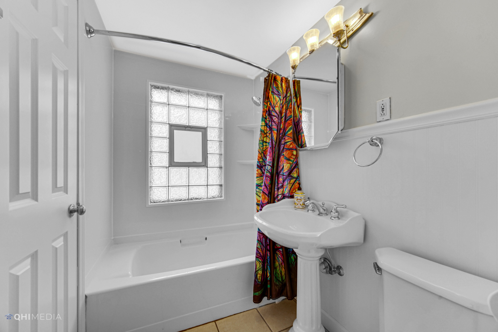 1118 Manchester Road Wheaton, IL 60187 - Photo 14 of 19 a bathroom with a sink a toilet and a bathtub