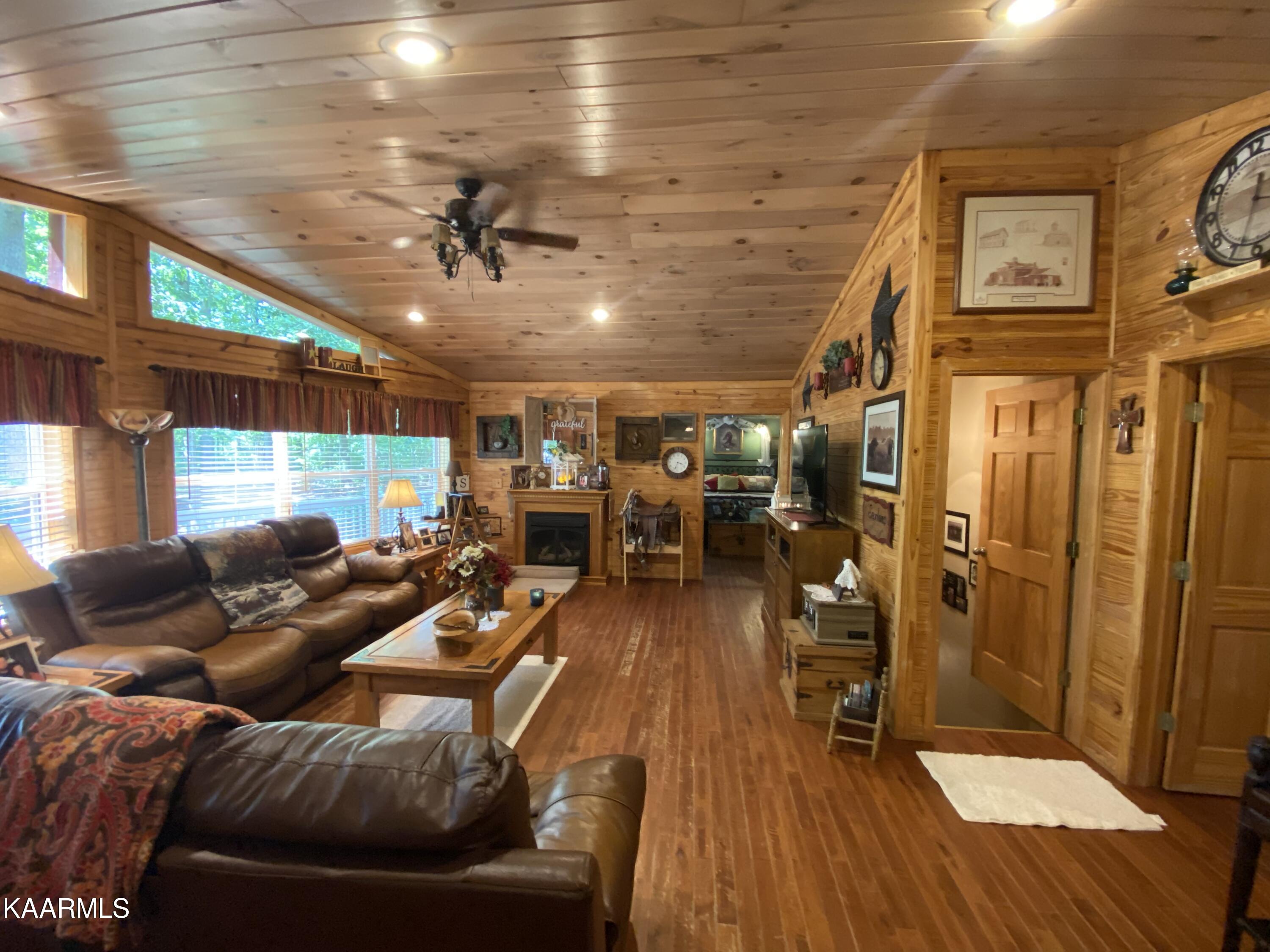 324 Cowan Lane Oneida, TN 37841 - Photo 37 of 55 DDDBC19D-8A62-4F35-B8F7-40AB56C190AE