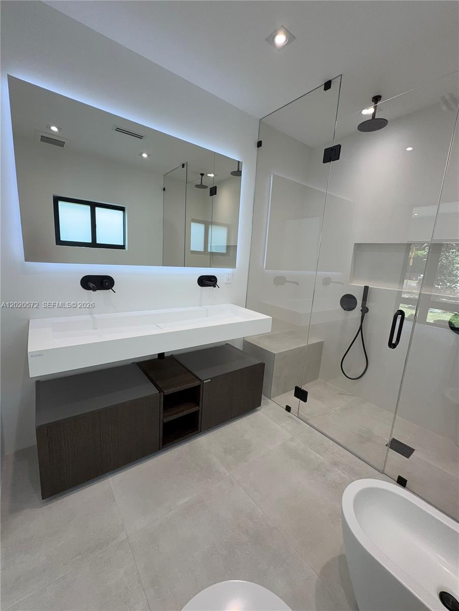 439 Hardee Road Coral Gables, FL 33146 - Photo 23 of 35 Junior Master En-Suite Bathroom