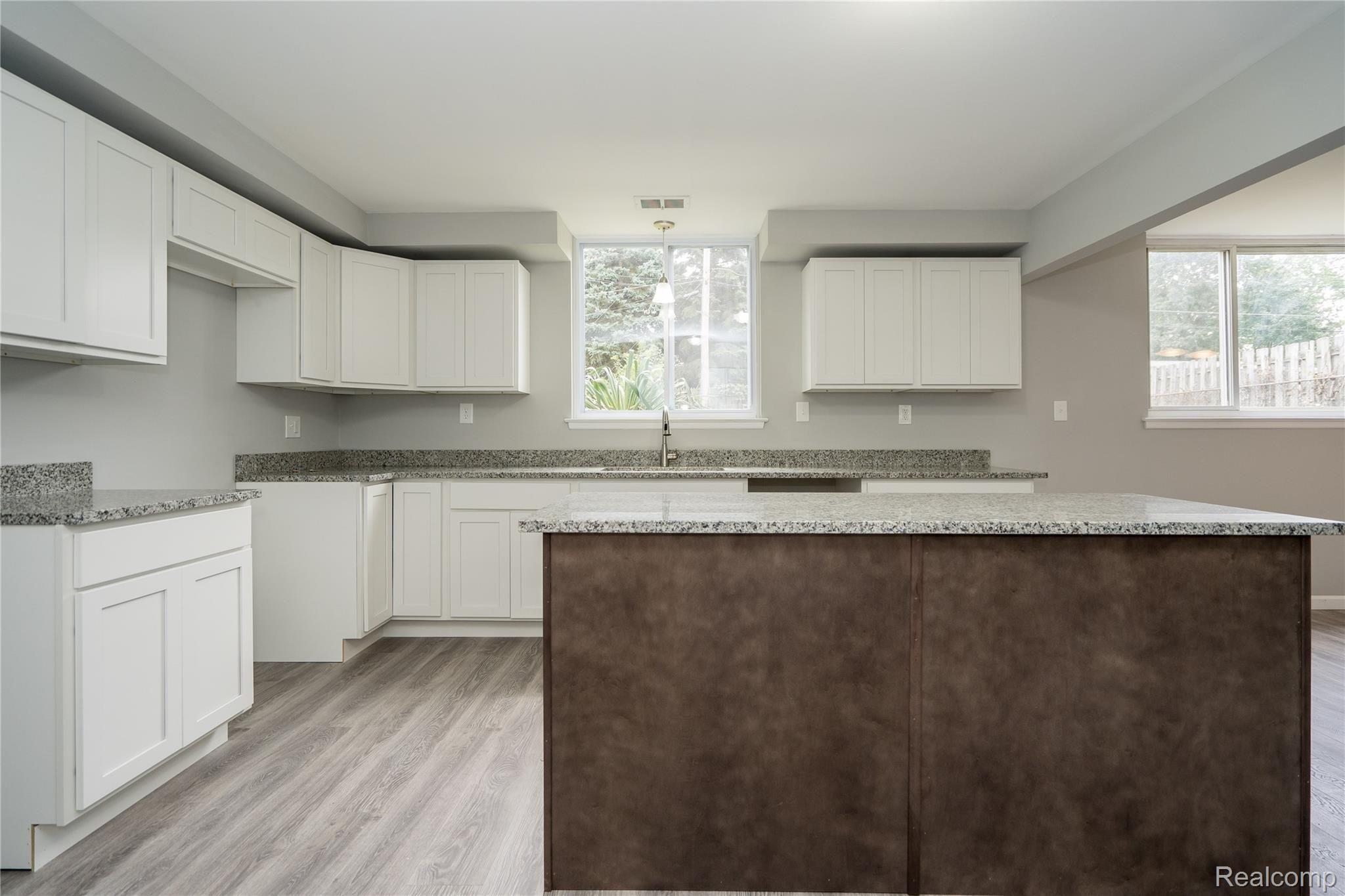 2572 North Trail Road Walled Lake, MI 48390 - Photo 5 of 59 DSC05614.jpg