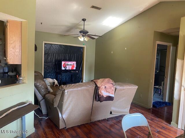 756 Dancey Cove Coldwater, MS 38618 - Photo 14 of 36 Living Room