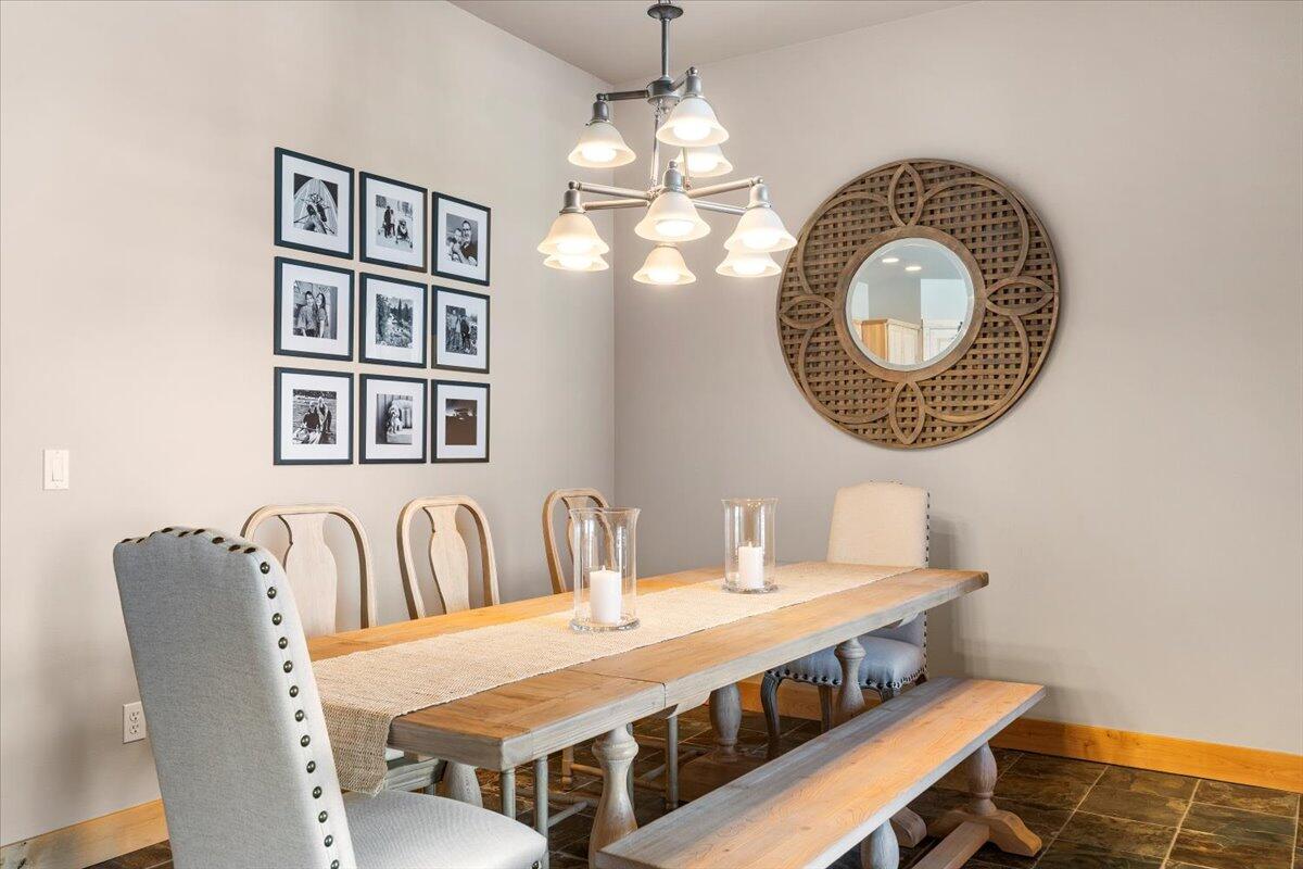 941 Southwest Vantage Point Way Bend, OR 97702 - Photo 30 of 52 25-Dining Area