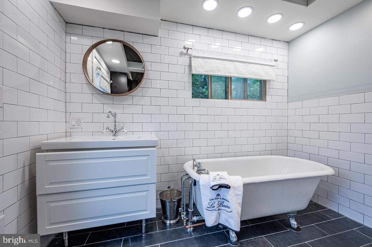 2244 Crest Road Baltimore, MD 21209 - Photo 38 of 54 a bathroom with a bathtub and a sink