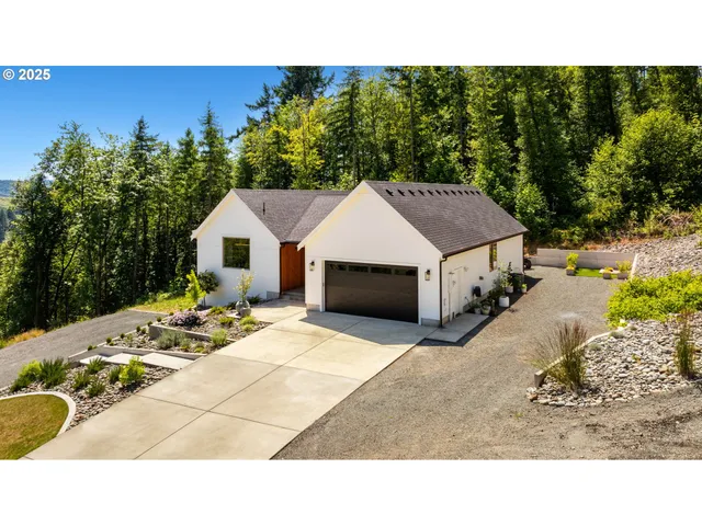 a view of a house with backyard
