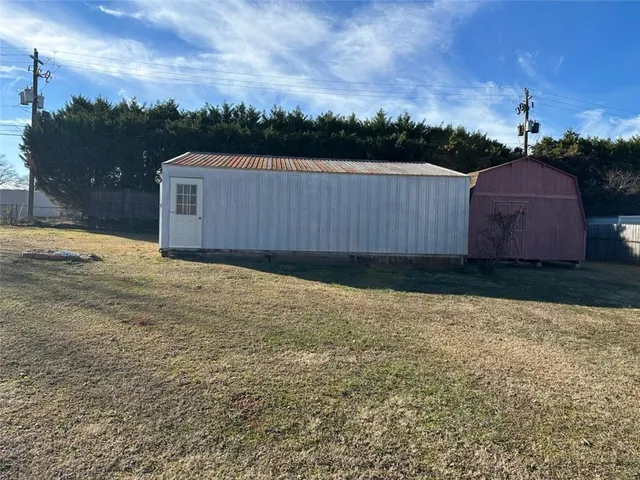 a view of a backyard