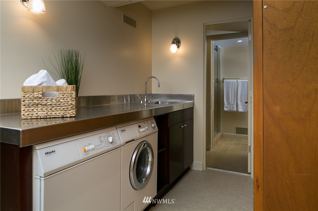 6663 Northeast Windermere Road Seattle, WA 98115 - Photo 19 of 22