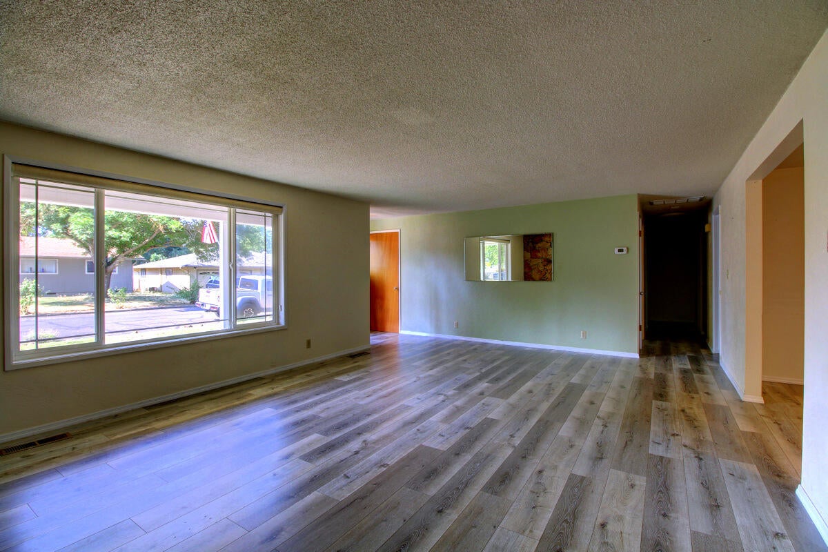 207 Victoria Way Central Point, OR 97502 - Photo 13 of 16 IMG_1485_6_7