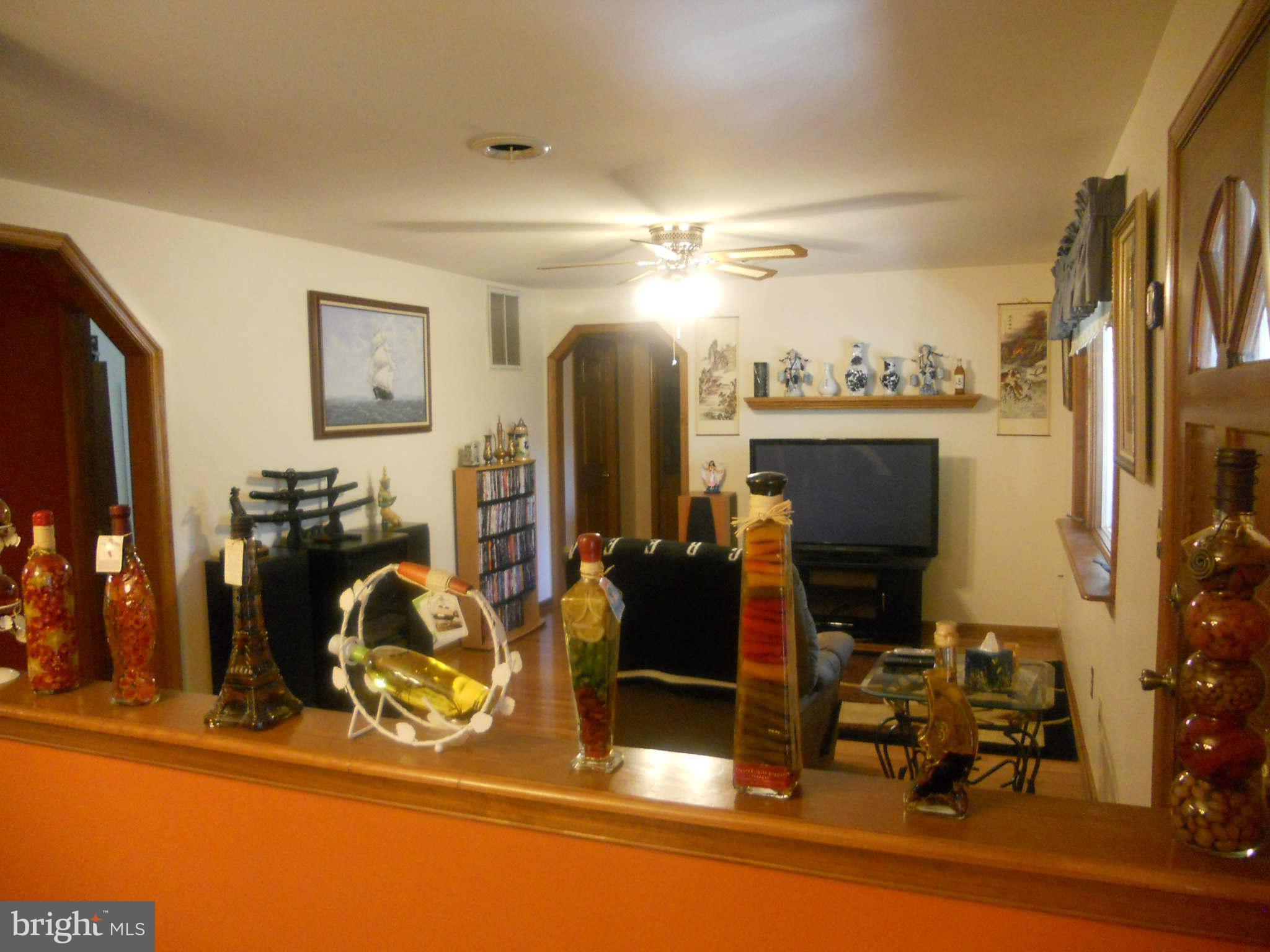 10640 Tippett Road Clinton, MD 20735 - Photo 5 of 29 Living Room