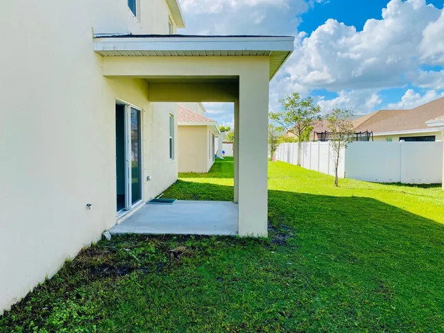 a view of an entrance of the house