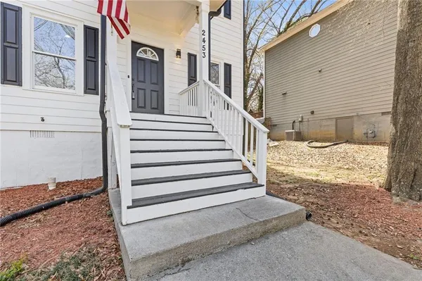 a view of a entrance of the house