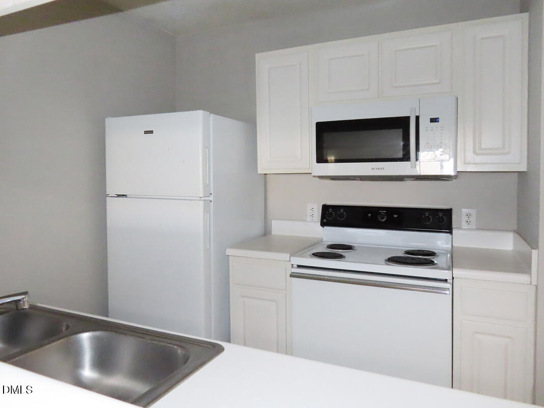 303 Smith Level Road, Unit B31 Chapel Hill, NC 27516 - Photo 9 of 20 a kitchen with a microwave and a sink