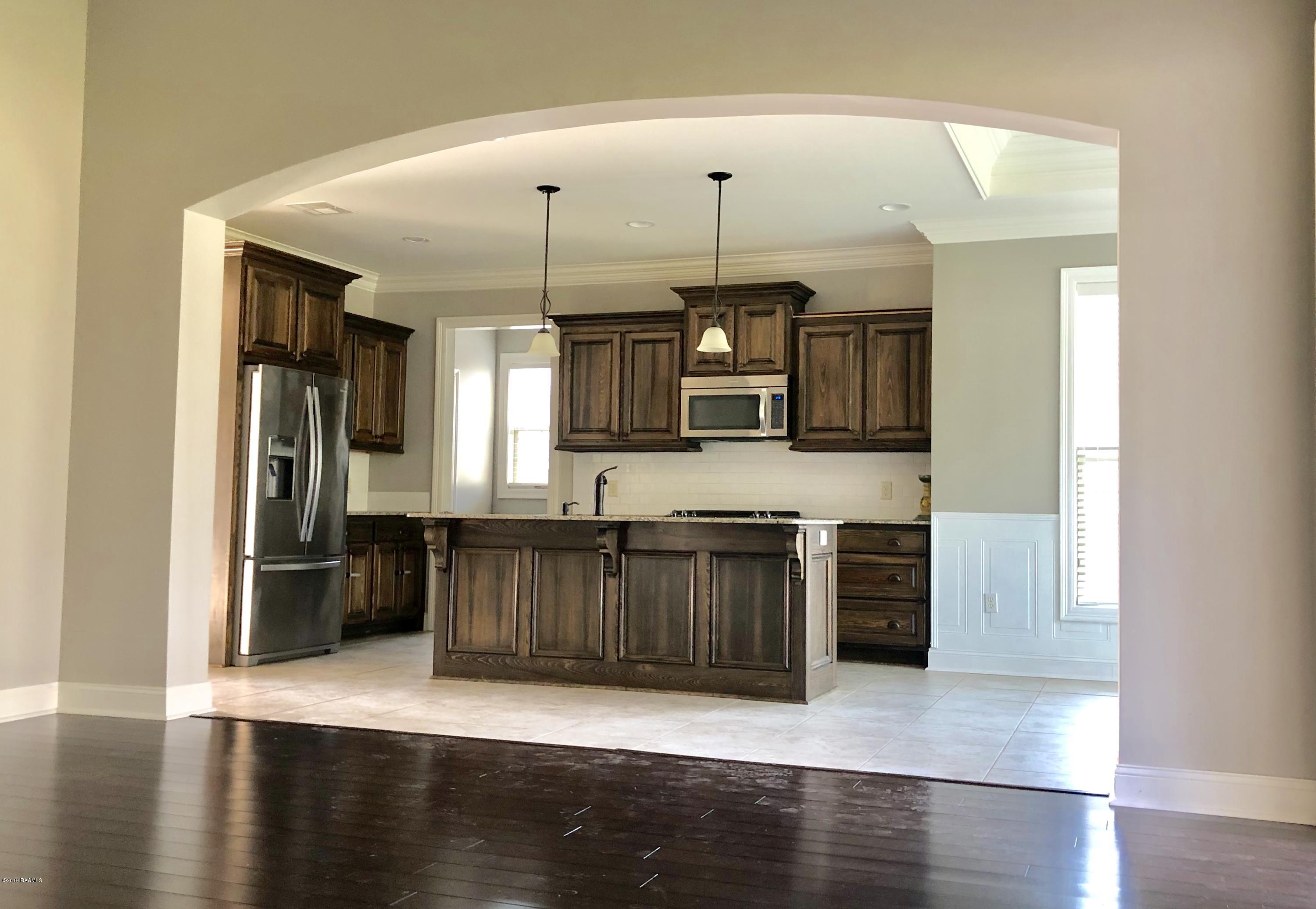 145 Camus Road Lafayette, LA 70503 - Photo 3 of 20 LIVING/KITCHEN