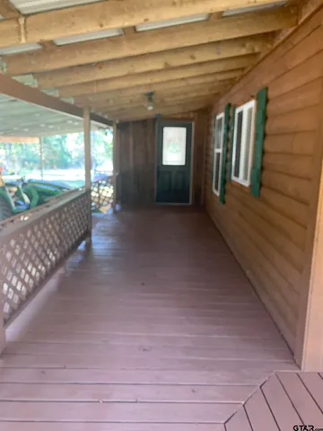 a view of a yard with an tree