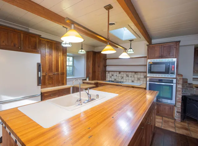 $749,900 | 18075 O Neil Road, Mineral Point, WI 53565