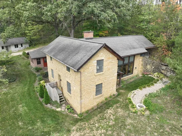 $749,900 | 18075 O Neil Road, Mineral Point, WI 53565