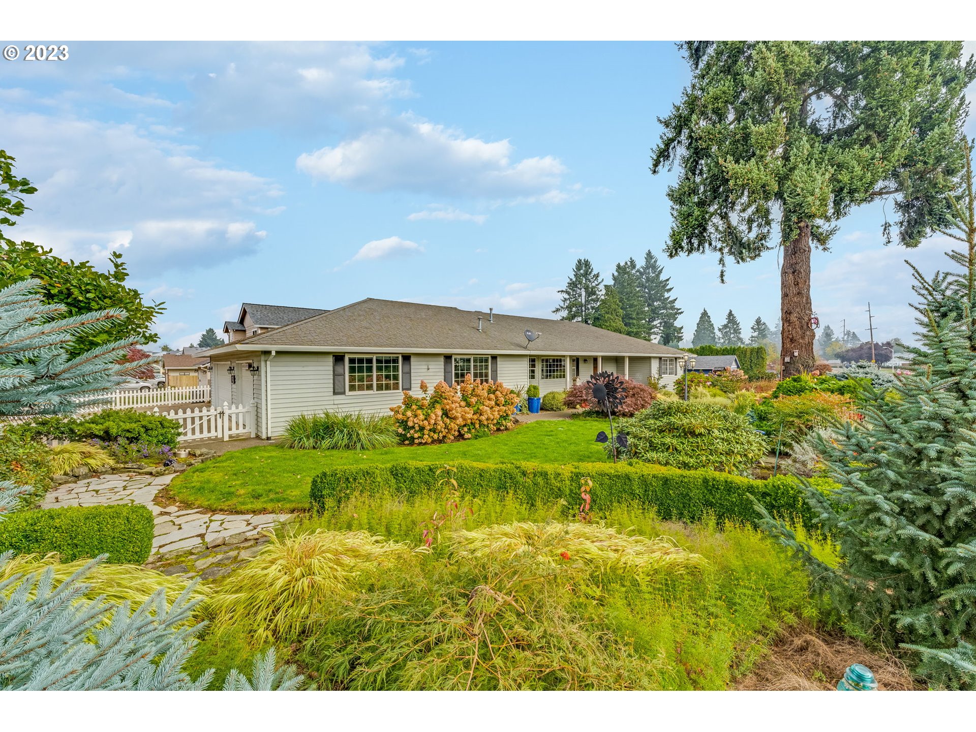 1740 North Laurelwood Loop Canby, OR 97013 - Photo 1 of 46 a view of a big yard of front a house