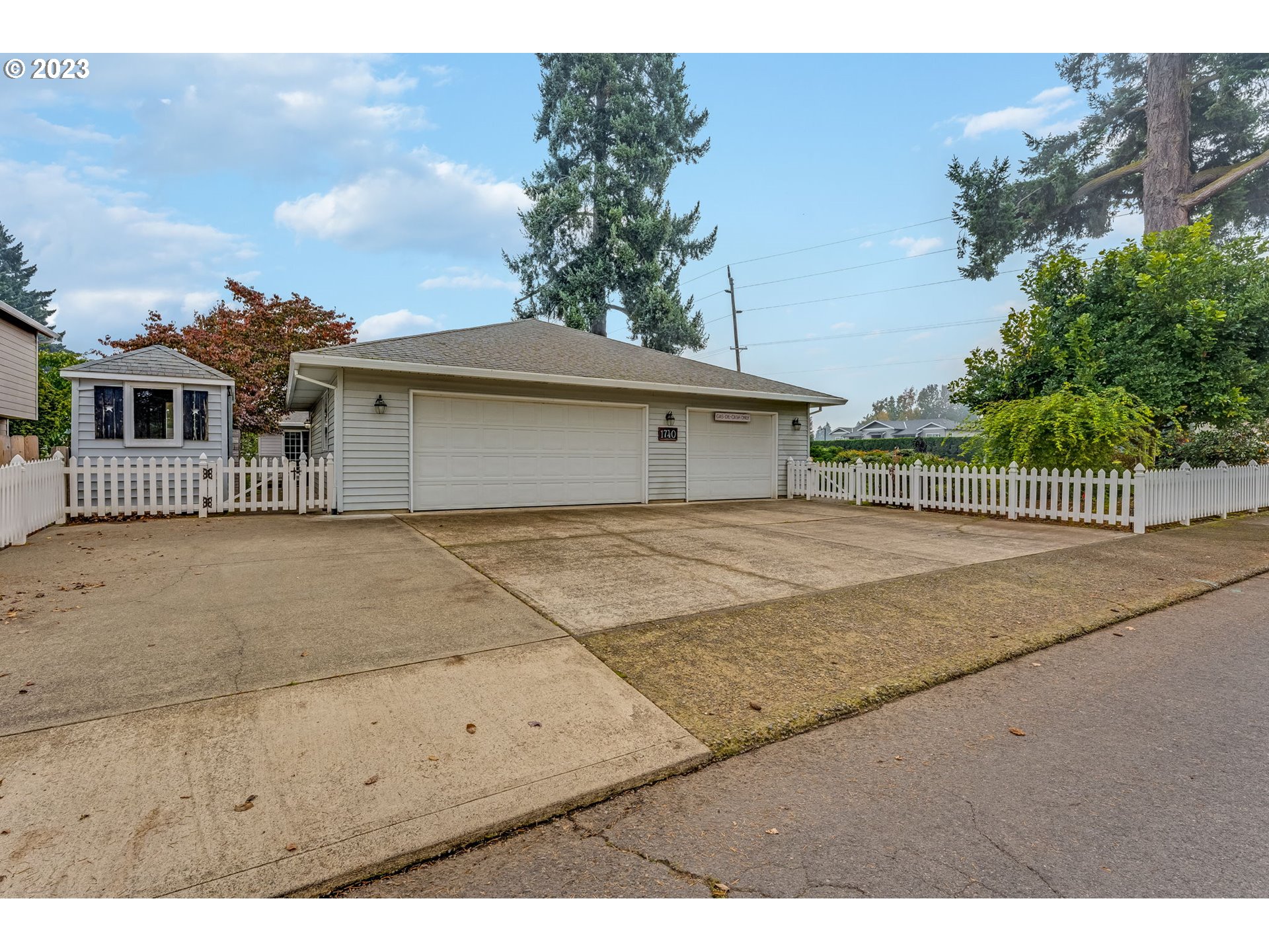 1740 North Laurelwood Loop Canby, OR 97013 - Photo 3 of 46 a house view with a garden