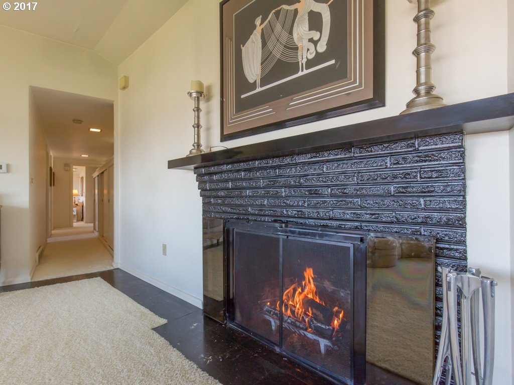 1201 Southwest Rivington Drive Portland, OR 97201 - Photo 8 of 32 Living Room