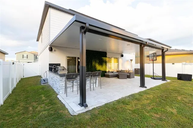 a view of a backyard