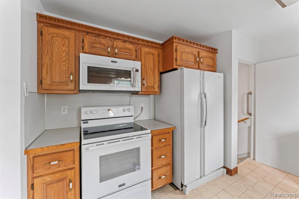 430 North Center Road Saginaw, MI 48638 - Photo 8 of 36