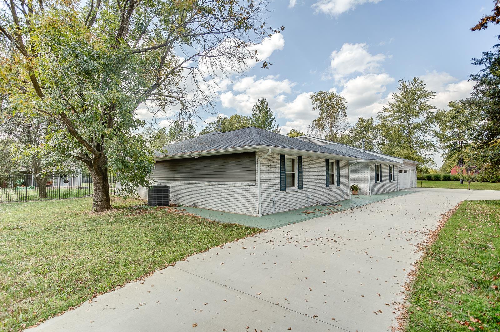 109 Pecan Lane Belleville, IL 62223 - Photo 3 of 56