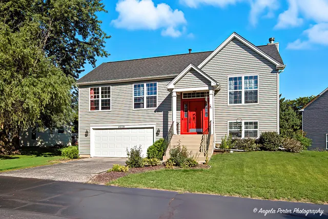 $317,500 | 2019 Aspen Drive, Woodstock, IL 60098