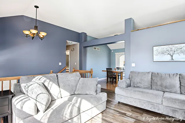 $317,500 | 2019 Aspen Drive, Woodstock, IL 60098